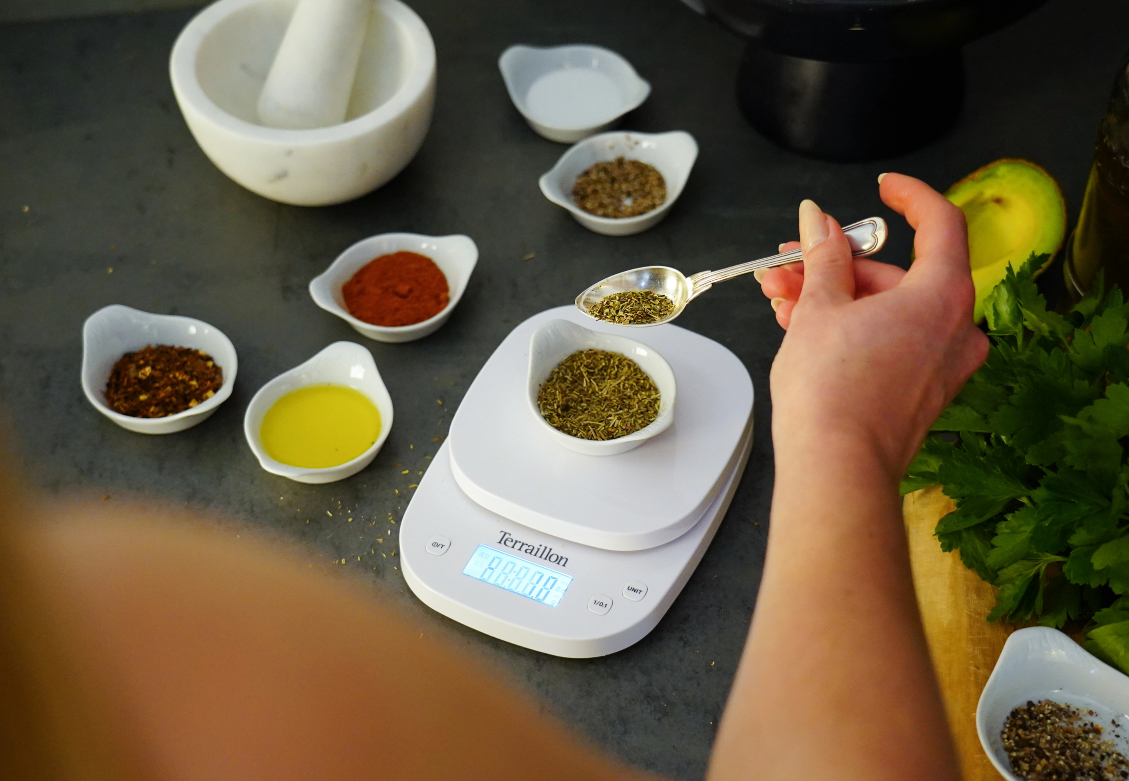 Balance de cuisine PRECISION mise en situation de profil