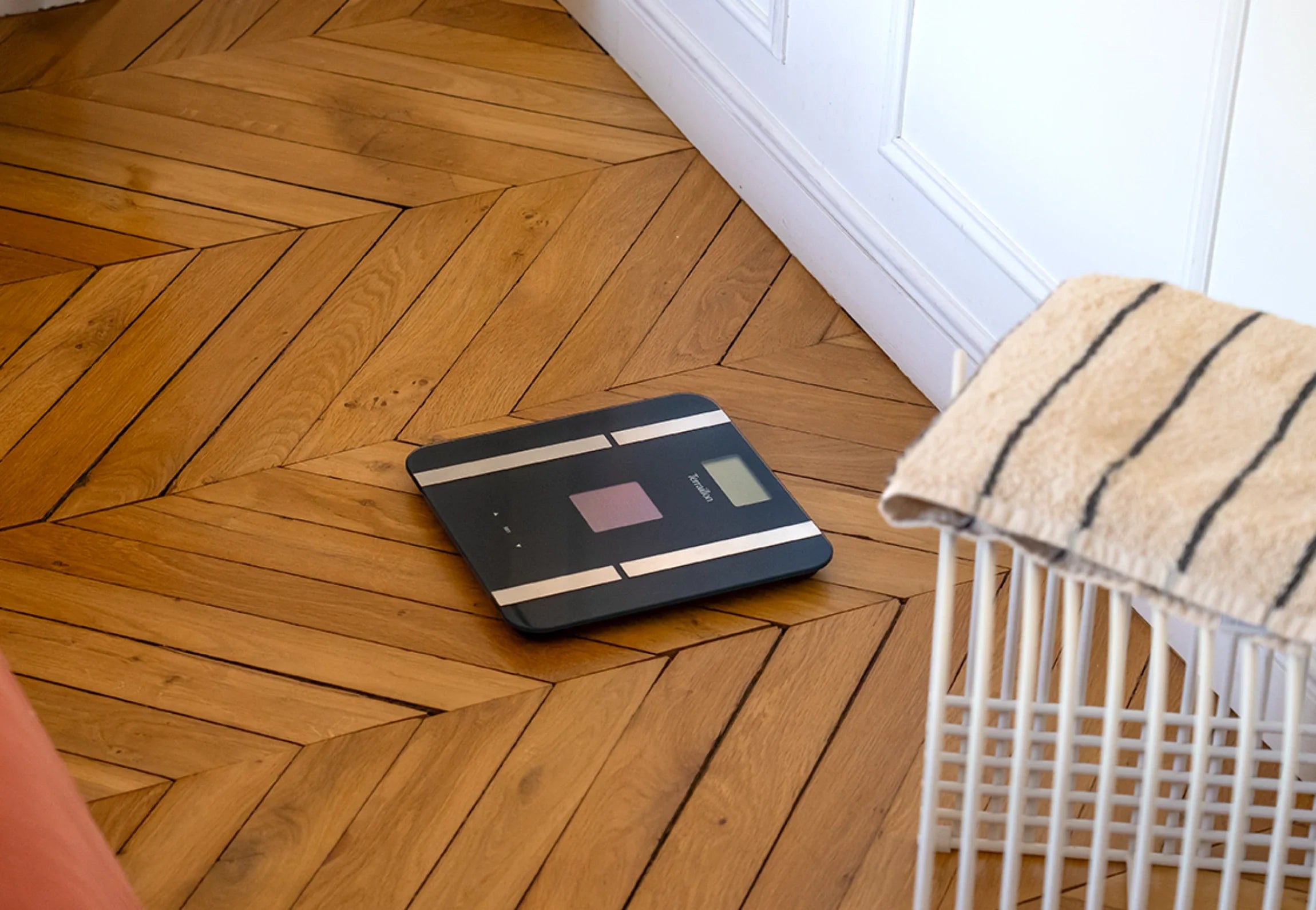 Impédancemètre SUN POWER FIT à énergie solaire précis et pratique mise en situation de côté