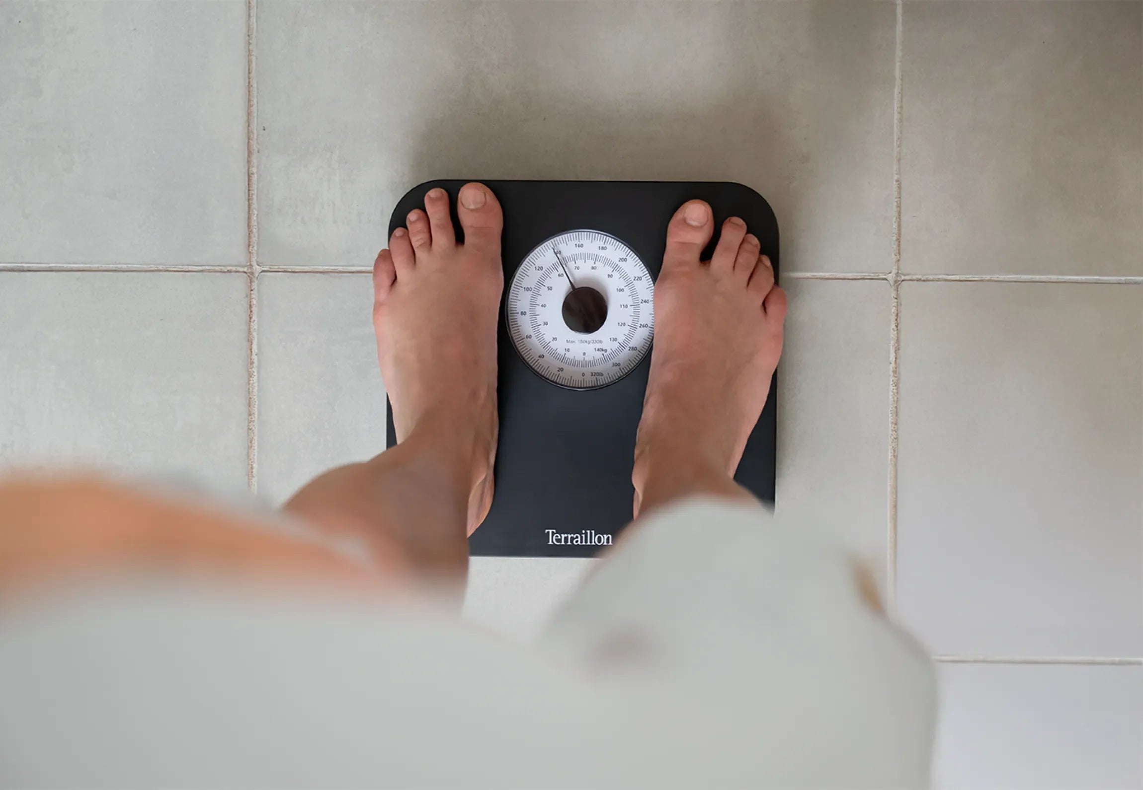 Pèse-personne mécanique NAUTIC Black design classique noir robuste mise en situation