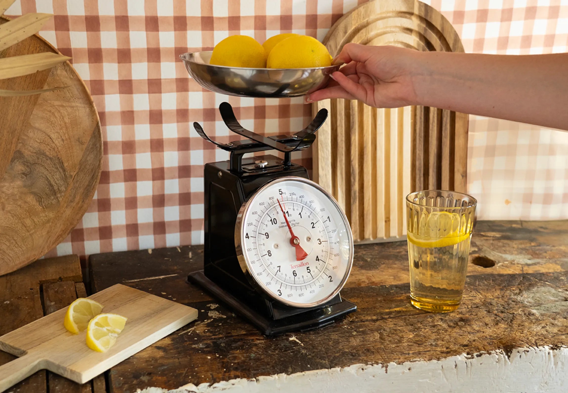 Balance de cuisine mécanique Trad 500 Noire  mise en situation