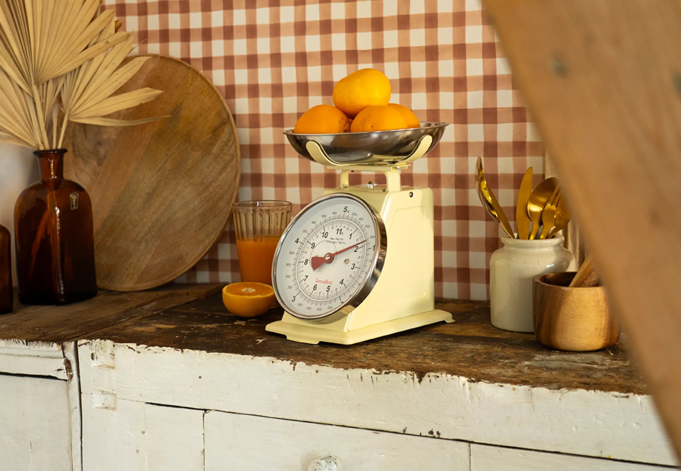 Balance de cuisine mécanique Trad 500  mise en situation de côté 